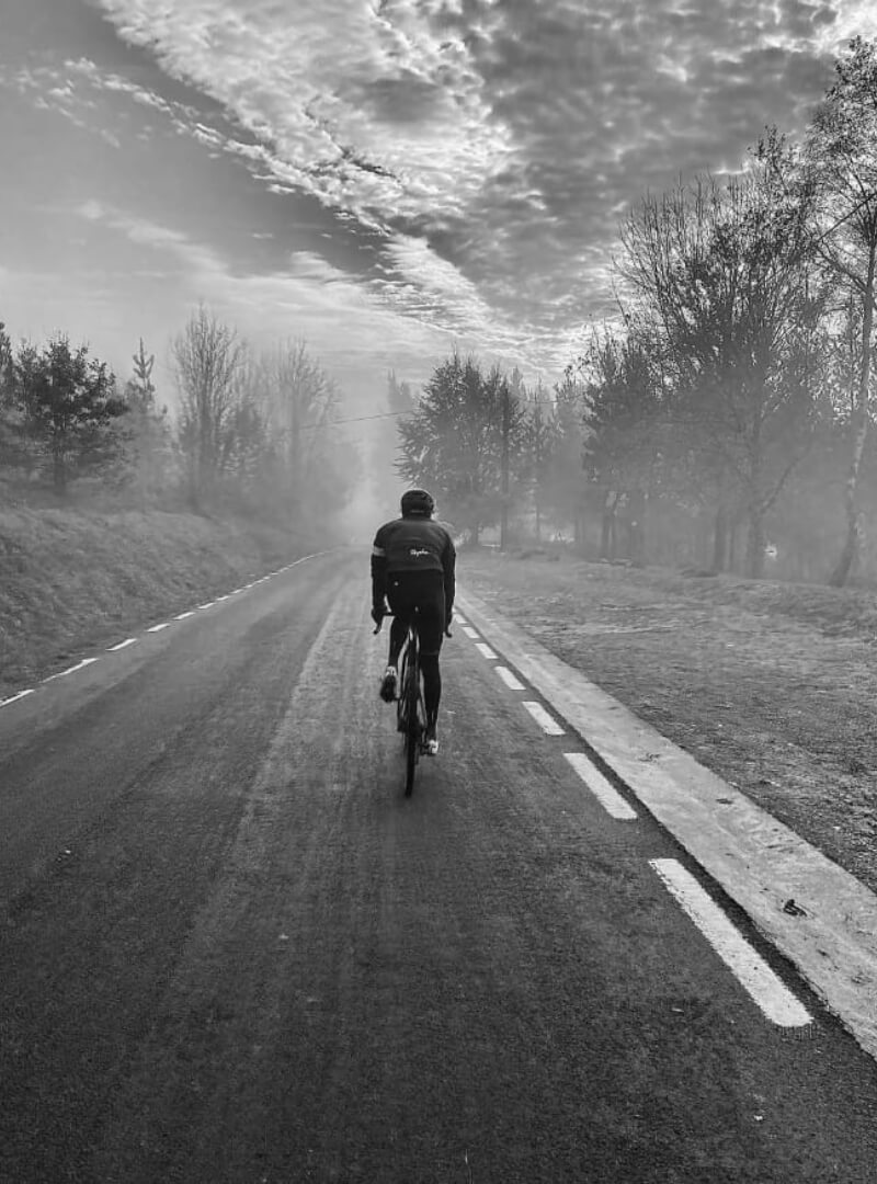 ciclista rodeado de naturaleza espíritu bikelan